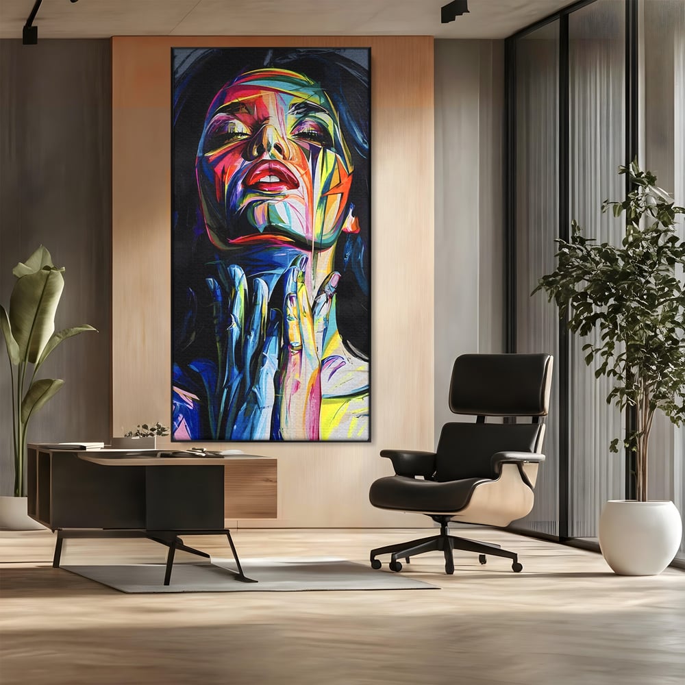 Tablou canvas cu tablou canvas cu femeie stilizata, in rama de aluminiu negru, pe perete intr-un birou